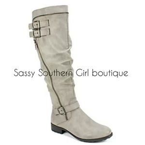 ⭐ Light grey Buckle zip moto boots